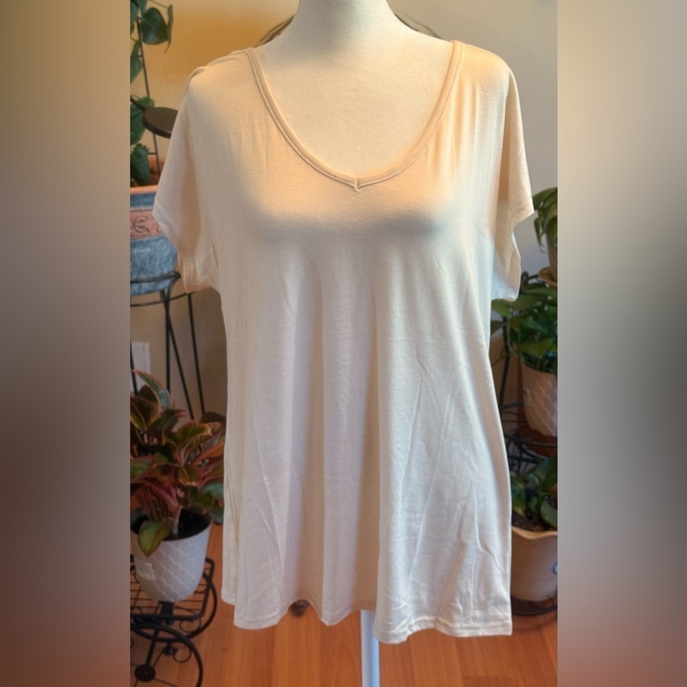 Womenโs Ivory Stretchy Cap Sleeves Casual V-neck T-shirt Size Large Polyester